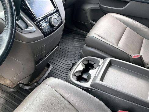 Used 2021 Chrysler Pacifica Touring-L FWD image 16