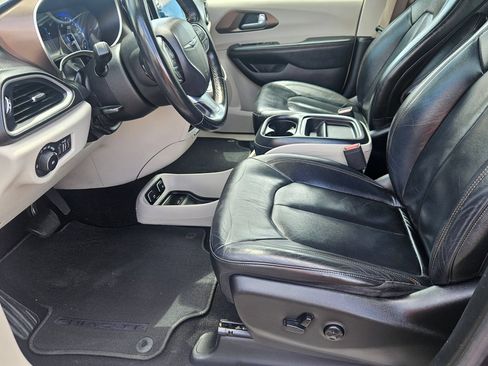 Used 2017 Chrysler Pacifica Touring-L FWD image 13