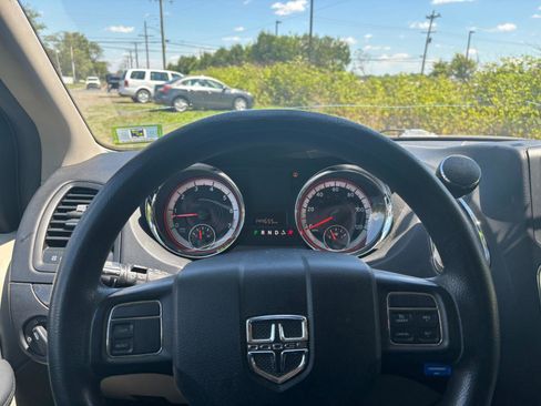 Used 2014 Dodge Grand Caravan SXT FWD image 11