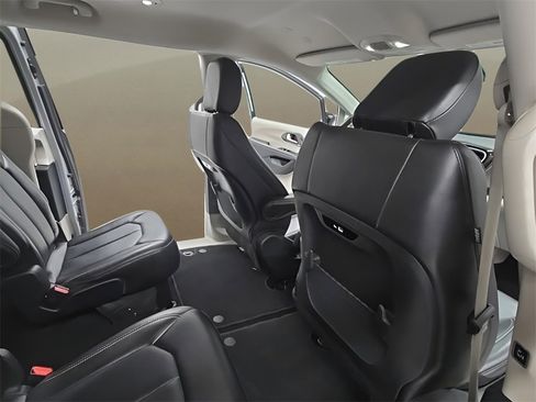 Used 2024 Chrysler Pacifica Touring-L image 18