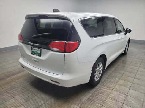 Used 2023 Chrysler Voyager LX image 9