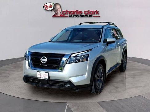 Certified 2024 Nissan Pathfinder SV FWD image 1