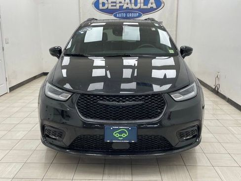 Used 2023 Chrysler Pacifica Limited w/ Uconnect Theater Family Group image 16