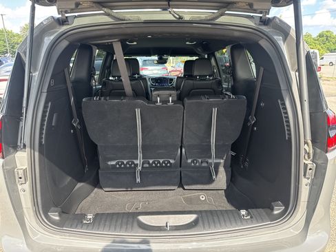 Used 2025 Chrysler Pacifica Select FWD image 8