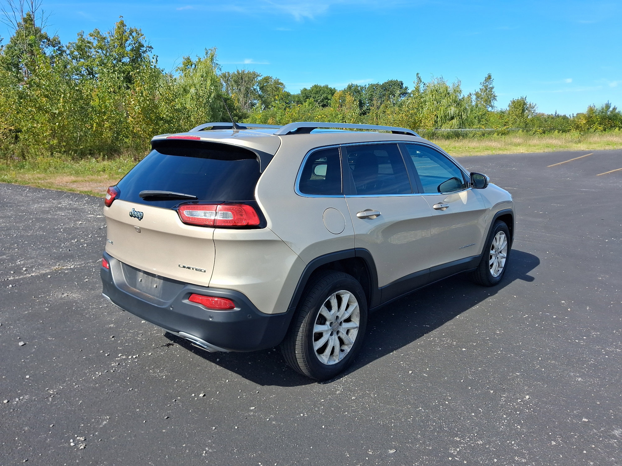 Used 2015 Jeep Cherokee Limited w/ Luxury Group AWD/4WD image 9