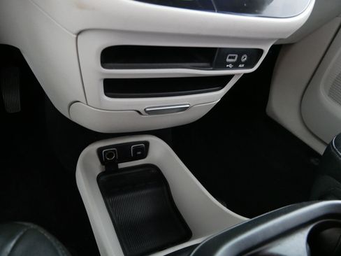 Used 2018 Chrysler Pacifica Touring-L w/ Premium Audio Group FWD image 30