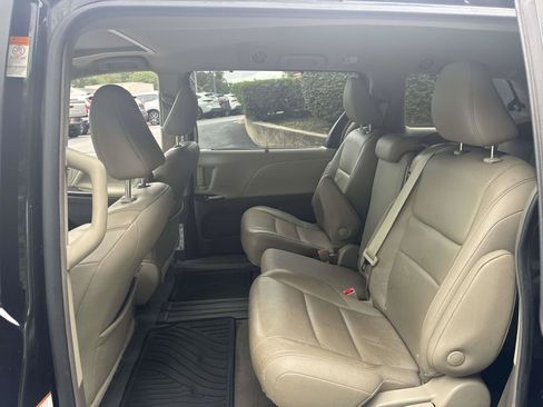 Used 2019 Toyota Sienna XLE w/ XLE Navigation Package FWD image 11