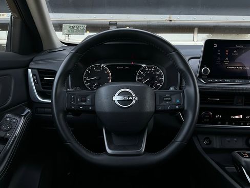 Used 2025 Nissan Rogue SV image 32