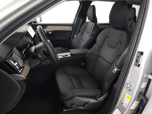 Certified 2025 Volvo XC90 B5 Plus AWD/4WD image 17