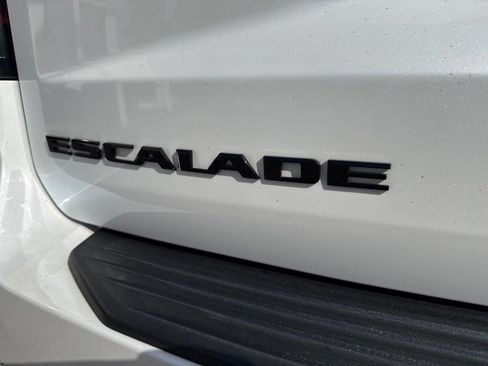 Used 2022 Cadillac Escalade Premium Luxury AWD/4WD image 4