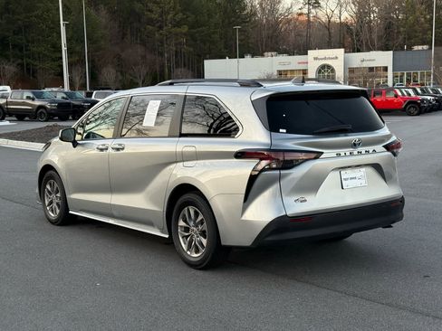 Used 2023 Toyota Sienna XLE image 4