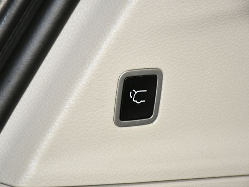 Used 2024 Chrysler Pacifica Touring-L image 47