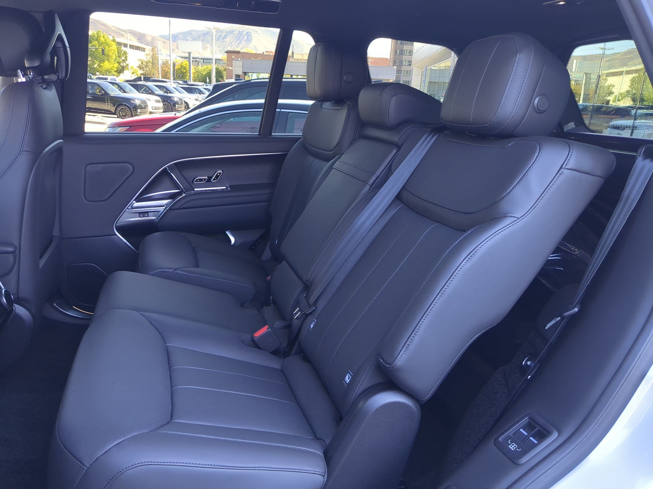 New 2027 Land Rover Range Rover Long Wheelbase SE AWD/4WD image 28