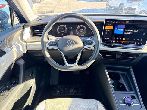 Used 2025 Volkswagen Tiguan SE AWD/4WD image 16