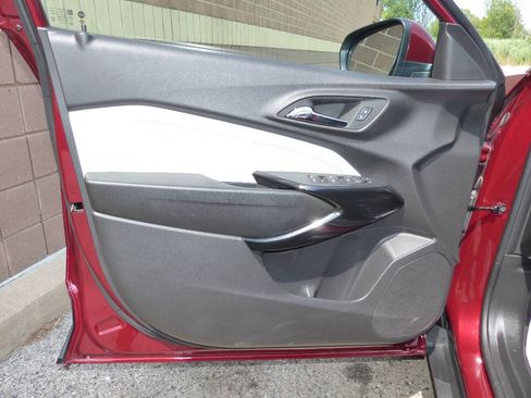 Used 2025 Chevrolet Trax LT w/ LT Convenience Package FWD image 23