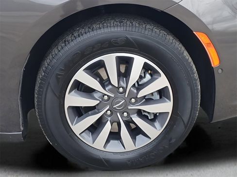 Used 2023 Chrysler Pacifica Touring-L image 9