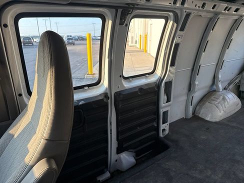Used 2017 Chevrolet Express 2500 Extended RWD image 25
