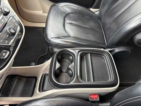 Used 2020 Chrysler Voyager Lxi image 27