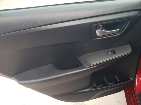 Used 2017 Toyota Camry SE w/ Moonroof Package FWD image 13