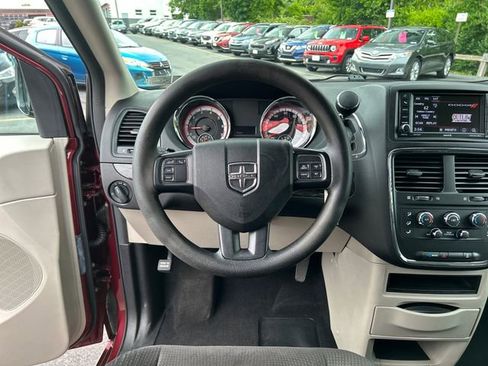 Used 2019 Dodge Grand Caravan SE w/ UConnect Hands-Free Group FWD image 14