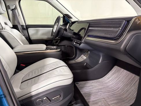 Used 2022 Rivian R1T Adventure image 17