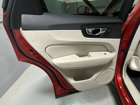 Used 2022 Volvo XC60 B5 Momentum w/ Climate Package image 8