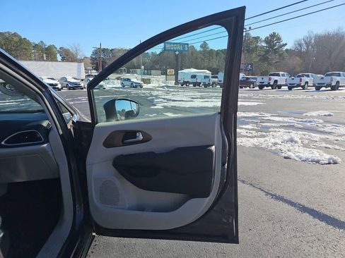 Used 2017 Chrysler Pacifica Touring-L image 23