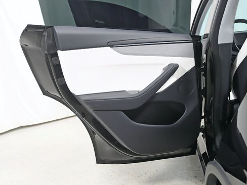 Used 2026 Tesla Model Y AWD image 35