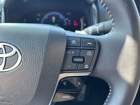 Used 2025 Toyota Camry SE image 18