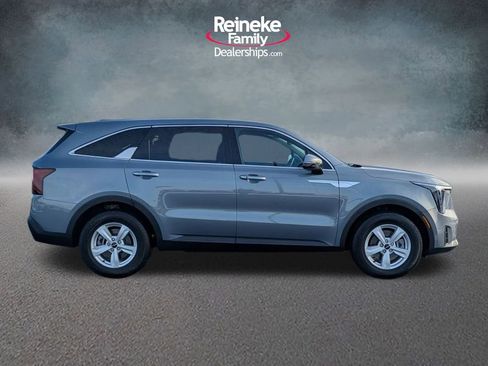 Used 2025 Kia Sorento LX image 4