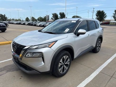 Used 2023 Nissan Rogue SV AWD/4WD image 2
