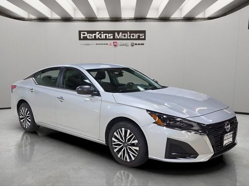 Used 2024 Nissan Altima 2.5 SV AWD/4WD image 8