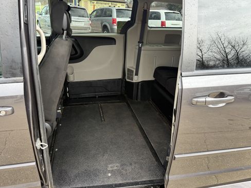 Used 2015 Dodge Grand Caravan SXT image 27