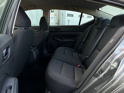 Used 2025 Nissan Altima 2.5 SV image 12