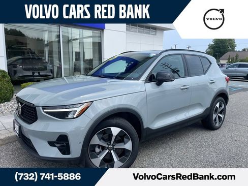 Used 2025 Volvo XC40 B5 Plus AWD/4WD image 1