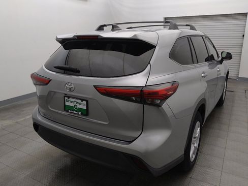 Used 2022 Toyota Highlander L FWD image 7