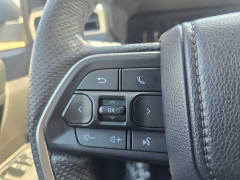Used 2025 Toyota Tacoma SR5 AWD/4WD image 32