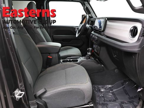 Used 2025 Jeep Wrangler Unlimited Sahara AWD/4WD image 24