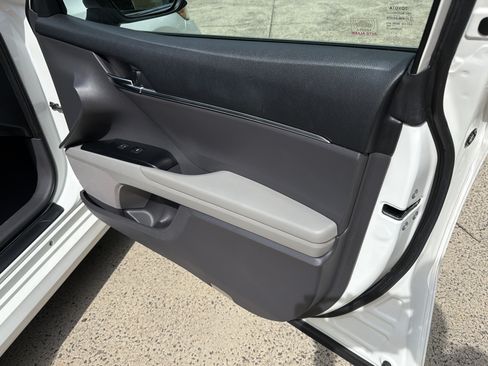 Used 2018 Toyota Camry LE FWD image 14
