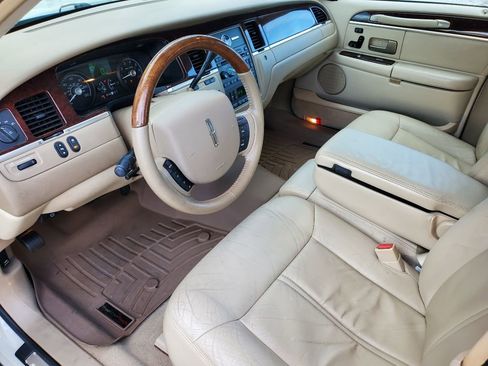 Used 2006 Lincoln Town Car Signature Limited image 16