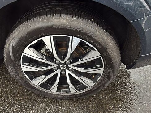 Certified 2025 Volvo XC60 B5 Plus image 33