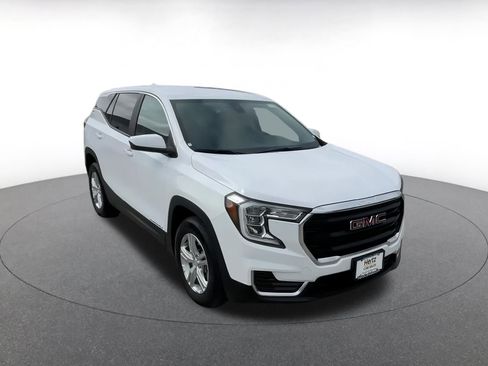 Used 2024 GMC Terrain SLE image 3