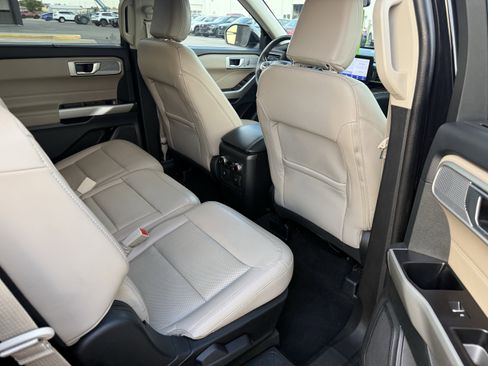 Used 2023 Ford Explorer Limited image 12