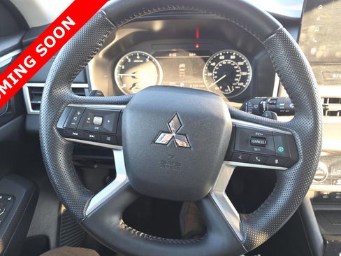 Used 2025 Mitsubishi Outlander SE image 6