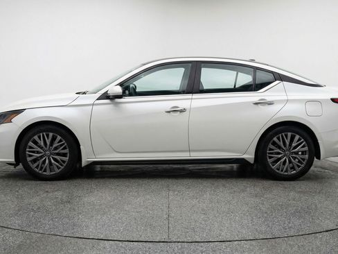 Used 2025 Nissan Altima 2.5 SV image 5