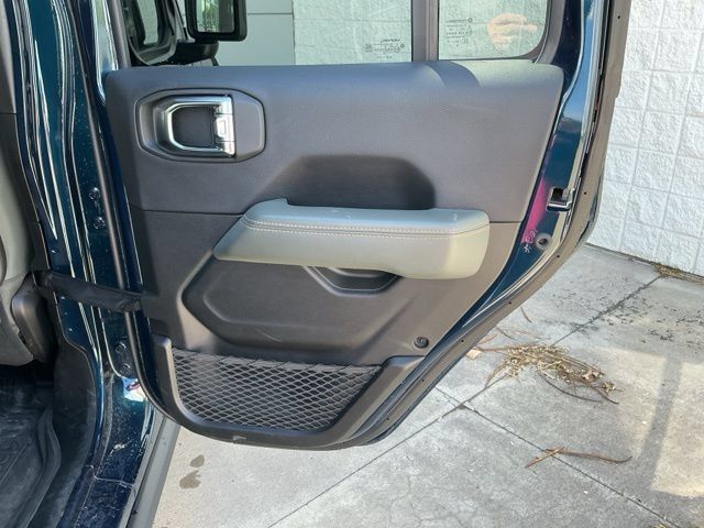 Used 2025 Jeep Gladiator Mojave AWD/4WD image 23