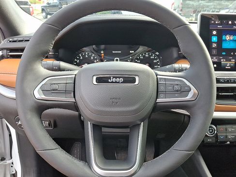 Certified 2025 Jeep Compass Limited AWD/4WD image 8