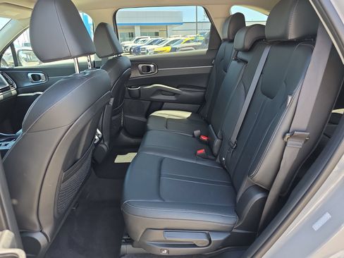 Used 2025 Kia Sorento S w/ Panoramic Sunroof Package FWD image 11
