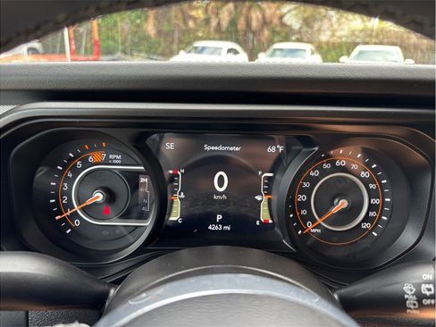 Used 2025 Jeep Wrangler Unlimited Sahara image 19