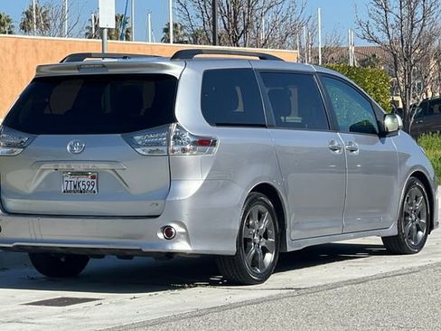 Used 2016 Toyota Sienna SE w/ SE Preferred Package image 4